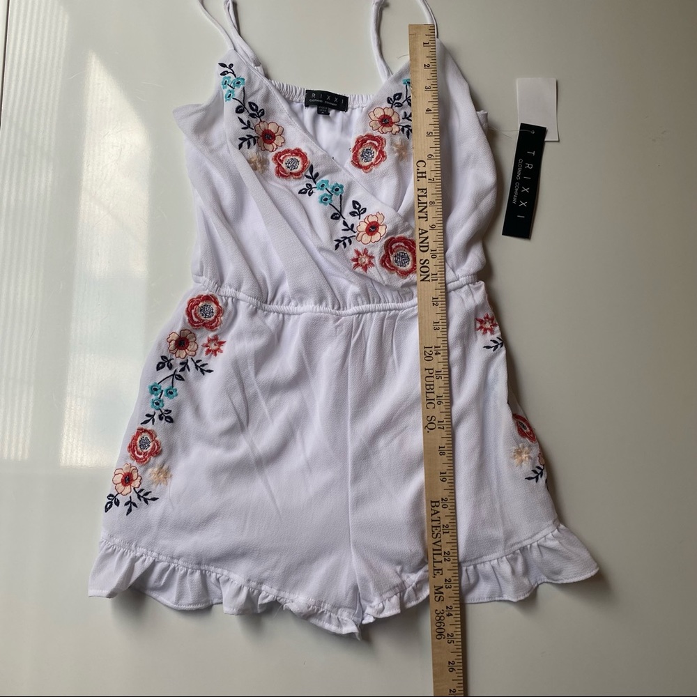 New Trixxi Women’s White Small Flower Embroidered Sleeveless Strap Romper - Picture 5 of 8